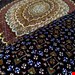  اندازه جفت ۶ متری۴۰ رج با پشم مرینوس پرویزیان (7لا)طرح گل ۵۰ رجتک گره ترکی (تضمینی)رنگ متن سرمه ای، حاشیه سرمه ای و ترنج کرم۱۳ متن رنگی۲۸ رنگ پشم و ۳ رنگ ابریشمجدیدترین نقشه ماهی کمال الملک خویرنگرزی شده توسط دستگاه اشلاپ فورس با پودر صیبای آلمانیتضمین کیفیت بافت همراه با قید در فاکتور 