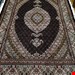 اندازه تک ۶ متری۴۰ رج با پشم ایرانی تک گره ترکی (تضمینی) رنگ متن سرمه ای، حاشیه افسری و ترنج کرم ۱۱ متن رنگی ۲۸ رنگ پشم و ۱ رنگ ابریشم جدیدترین نقشه ماهی کمال الملک خوی رنگرزی سنتی تضمین کیفیت بافت همراه با قید در فاکتور