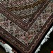 اندازه تک ۶ متری۴۰ رج با پشم ایرانی تک گره ترکی (تضمینی) رنگ متن سرمه ای، حاشیه افسری و ترنج کرم ۱۱ متن رنگی ۲۸ رنگ پشم و ۱ رنگ ابریشم جدیدترین نقشه ماهی کمال الملک خوی رنگرزی سنتی تضمین کیفیت بافت همراه با قید در فاکتور