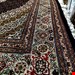 اندازه تک ۶ متری۴۰ رج با پشم ایرانی تک گره ترکی (تضمینی) رنگ متن سرمه ای، حاشیه افسری و ترنج کرم ۱۱ متن رنگی ۲۸ رنگ پشم و ۱ رنگ ابریشم جدیدترین نقشه ماهی کمال الملک خوی رنگرزی سنتی تضمین کیفیت بافت همراه با قید در فاکتور