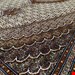 اندازه تک 6 متری 40 رج با پشم مرینوس پرویزیان (7لا) طرح گل 50 رج تک گره ترکی (تضمینی) رنگ متن کرم، حاشیه افسری و ترنج پیازی 13 متن رنگی 28 رنگ پشم و 3 رنگ ابریشم جدیدترین نقشه ماهی کمال الملک خوی رنگرزی شده توسط دستگاه اشلاپ فورس با پودر صیبای آلمانی تضمین کیفیت بافت همراه با قید در فاکتور  