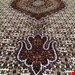 اندازه تک 6 متری 40 رج با پشم مرینوس پرویزیان (7لا) طرح گل 50 رج تک گره ترکی (تضمینی) رنگ متن کرم، حاشیه افسری و ترنج پیازی 13 متن رنگی 28 رنگ پشم و 3 رنگ ابریشم جدیدترین نقشه ماهی کمال الملک خوی رنگرزی شده توسط دستگاه اشلاپ فورس با پودر صیبای آلمانی تضمین کیفیت بافت همراه با قید در فاکتور  