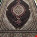 اندازه تک 6 متری 40 رج با پشم مرینوس پرویزیان (7لا) طرح گل 50 رج تک گره ترکی (تضمینی) رنگ متن سرمه ای، حاشیه افسری و ترنج پیازی 13 متن رنگی 28 رنگ پشم و 3 رنگ ابریشم جدیدترین نقشه ماهی کمال الملک خوی رنگرزی شده توسط دستگاه اشلاپ فورس با پودر صیبای آلمانی تضمین کیفیت بافت همراه با قید در فاکتور  