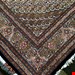 اندازه تک 6 متری 40 رج با پشم مرینوس پرویزیان (7لا) طرح گل 50 رج تک گره ترکی (تضمینی) رنگ متن سرمه ای، حاشیه افسری و ترنج پیازی 13 متن رنگی 28 رنگ پشم و 3 رنگ ابریشم جدیدترین نقشه ماهی کمال الملک خوی رنگرزی شده توسط دستگاه اشلاپ فورس با پودر صیبای آلمانی تضمین کیفیت بافت همراه با قید در فاکتور  