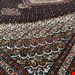 اندازه تک 6 متری 40 رج با پشم مرینوس پرویزیان (7لا) طرح گل 50 رج تک گره ترکی (تضمینی) رنگ متن سرمه ای، حاشیه افسری و ترنج پیازی 13 متن رنگی 28 رنگ پشم و 3 رنگ ابریشم جدیدترین نقشه ماهی کمال الملک خوی رنگرزی شده توسط دستگاه اشلاپ فورس با پودر صیبای آلمانی تضمین کیفیت بافت همراه با قید در فاکتور  
