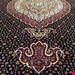  اندازه تک 6 متری 40 رج با پشم مرینوس پرویزیان (7لا) طرح گل 50 رج تک گره ترکی (تضمینی) رنگ متن سرمه ای، حاشیه افسری و ترنج پیازی 13 متن رنگی 28 رنگ پشم و 3 رنگ ابریشم جدیدترین نقشه ماهی کمال الملک خوی رنگرزی شده توسط دستگاه اشلاپ فورس با پودر صیبای آلمانی تضمین کیفیت بافت همراه با قید در فاکتور   
