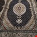 اندازه تک ۶ متری۴۰ رج با پشم ایرانی تک گره ترکی (تضمینی) رنگ متن سرمه ای، حاشیه افسری و ترنج کرم ۱۳ متن رنگی ۲۸ رنگ پشم و ۱ رنگ ابریشم جدیدترین نقشه ماهی کمال الملک خوی رنگرزی سنتی تضمین کیفیت بافت همراه با قید در فاکتور 