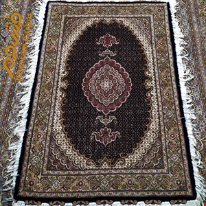 فرش دستباف ماهی خوی ذرع و نیم سرمه ای مرینوس پرویزیان کد 118