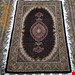 اندازه ذرع و نیم 1.5 متری 50 رج با پشم مرینوس پرویزیان (7لا) تک گره ترکی (تضمینی) رنگ متن سرمه ای، حاشیه افسری و ترنج پیازی 9 متن رنگی 28 رنگ پشم و 3 رنگ ابریشم جدیدترین نقشه ماهی کمال الملک خوی رنگرزی شده توسط دستگاه اشلاپ فورس با پودر صیبای آلمانی تضمین کیفیت بافت همراه با قید در فاکتور  