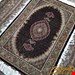 اندازه ذرع و نیم 1.5 متری 50 رج با پشم مرینوس پرویزیان (7لا) تک گره ترکی (تضمینی) رنگ متن سرمه ای، حاشیه افسری و ترنج پیازی 9 متن رنگی 28 رنگ پشم و 3 رنگ ابریشم جدیدترین نقشه ماهی کمال الملک خوی رنگرزی شده توسط دستگاه اشلاپ فورس با پودر صیبای آلمانی تضمین کیفیت بافت همراه با قید در فاکتور  