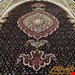 اندازه ذرع و نیم 1.5 متری 50 رج با پشم مرینوس پرویزیان (7لا) تک گره ترکی (تضمینی) رنگ متن سرمه ای، حاشیه افسری و ترنج پیازی 9 متن رنگی 28 رنگ پشم و 3 رنگ ابریشم جدیدترین نقشه ماهی کمال الملک خوی رنگرزی شده توسط دستگاه اشلاپ فورس با پودر صیبای آلمانی تضمین کیفیت بافت همراه با قید در فاکتور  