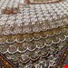 اندازه تک ۶ متری۴۰ رج با پشم ایرانی تک گره ترکی (تضمینی) رنگ متن کرم، حاشیه افسری و ترنج پیازی ۱۳ متن رنگی ۲۸ رنگ پشم و ۱ رنگ ابریشم جدیدترین نقشه ماهی کمال الملک خوی رنگرزی سنتی تضمین کیفیت بافت همراه با قید در فاکتور