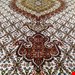 اندازه تک ۶ متری۴۰ رج با پشم ایرانی تک گره ترکی (تضمینی) رنگ متن کرم، حاشیه افسری و ترنج پیازی ۱۳ متن رنگی ۲۸ رنگ پشم و ۱ رنگ ابریشم جدیدترین نقشه ماهی کمال الملک خوی رنگرزی سنتی تضمین کیفیت بافت همراه با قید در فاکتور 