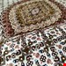 اندازه تک ۶ متری۴۰ رج با پشم ایرانی تک گره ترکی (تضمینی) رنگ متن کرم، حاشیه افسری و ترنج پیازی ۱۳ متن رنگی ۲۸ رنگ پشم و ۱ رنگ ابریشم جدیدترین نقشه ماهی کمال الملک خوی رنگرزی سنتی تضمین کیفیت بافت همراه با قید در فاکتور