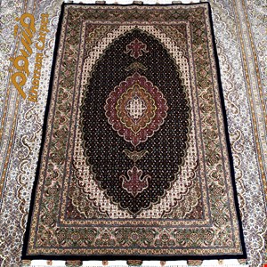 فرش دستباف ماهی خوی ذرع و نیم سرمه ای مرینوس پرویزیان کد 132