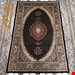 اندازه ذرع و نیم 1.5 متری 50 رج با پشم مرینوس پرویزیان (7لا) تک گره ترکی (تضمینی) رنگ متن سرمه ای، حاشیه افسری و ترنج پیازی ۷ متن رنگی 28 رنگ پشم و 3 رنگ ابریشم جدیدترین نقشه ماهی کمال الملک خوی رنگرزی شده توسط دستگاه اشلاپ فورس با پودر صیبای آلمانی تضمین کیفیت بافت همراه با قید در فاکتور 