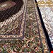 اندازه ذرع و نیم 1.5 متری 50 رج با پشم مرینوس پرویزیان (7لا) تک گره ترکی (تضمینی) رنگ متن سرمه ای، حاشیه افسری و ترنج پیازی ۷ متن رنگی 28 رنگ پشم و 3 رنگ ابریشم جدیدترین نقشه ماهی کمال الملک خوی رنگرزی شده توسط دستگاه اشلاپ فورس با پودر صیبای آلمانی تضمین کیفیت بافت همراه با قید در فاکتور رم 