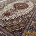 اندازه ذرع و نیم 1.5 متری 40 رج با پشم مرینوس نیوزلندی تک گره ترکی (تضمینی) رنگ متن کرم حاشیه افسری و ترنج پیازی 7 متن رنگی 28 رنگ پشم و 3 رنگ ابریشم جدیدترین نقشه ماهی کمال الملک خوی رنگرزی شده توسط دستگاه اشلاپ فورس با پودر صیبای آلمانی تضمین کیفیت بافت همراه با قید در فاکتور 