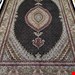اندازه تک 6 متری 40 رج با پشم مرینوس پرویزیان (7لا) طرح گل 50 رج تک گره ترکی (تضمینی) رنگ متن سرمه ای، حاشیه افسری و ترنج پیازی 13 متن رنگی 28 رنگ پشم و 3 رنگ ابریشم جدیدترین نقشه ماهی کمال الملک خوی رنگرزی شده توسط دستگاه اشلاپ فورس با پودر صیبای آلمانی تضمین کیفیت بافت همراه با قید در فاکتور  