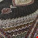 اندازه تک 6 متری 40 رج با پشم مرینوس پرویزیان (7لا) طرح گل 50 رج تک گره ترکی (تضمینی) رنگ متن سرمه ای، حاشیه افسری و ترنج پیازی 13 متن رنگی 28 رنگ پشم و 3 رنگ ابریشم جدیدترین نقشه ماهی کمال الملک خوی رنگرزی شده توسط دستگاه اشلاپ فورس با پودر صیبای آلمانی تضمین کیفیت بافت همراه با قید در فاکتور  