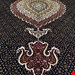 اندازه تک 6 متری 40 رج با پشم مرینوس پرویزیان (7لا) طرح گل 50 رج تک گره ترکی (تضمینی) رنگ متن سرمه ای، حاشیه افسری و ترنج پیازی 13 متن رنگی 28 رنگ پشم و 3 رنگ ابریشم جدیدترین نقشه ماهی کمال الملک خوی رنگرزی شده توسط دستگاه اشلاپ فورس با پودر صیبای آلمانی تضمین کیفیت بافت همراه با قید در فاکتور  