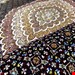  اندازه تک 6 متری 40 رج با پشم مرینوس پرویزیان (7لا) طرح گل 50 رج تک گره ترکی (تضمینی) رنگ متن سرمه ای، حاشیه افسری و ترنج پیازی 13 متن رنگی 28 رنگ پشم و 3 رنگ ابریشم جدیدترین نقشه ماهی کمال الملک خوی رنگرزی شده توسط دستگاه اشلاپ فورس با پودر صیبای آلمانی تضمین کیفیت بافت همراه با قید در فاکتور  