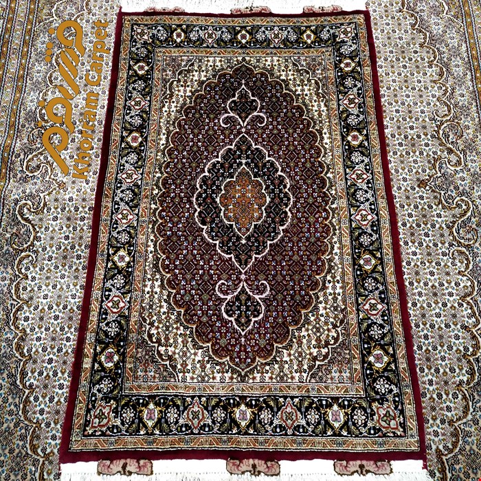 فرش دستباف ماهی خوی زرچارک 1متری شرابی پشم مرینوس پرویزیان کد 137