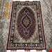 اندازه زرچارک 1 متری 40 رج با پشم مرینوس نیوزلندی تک گره ترکی (تضمینی) رنگ متن شرابیحاشیه سرمه ای و ترنج سرمه ای 5 متن رنگی 28 رنگ پشم و 3 رنگ ابریشم جدیدترین نقشه ماهی کمال الملک خوی رنگرزی شده توسط دستگاه اشلاپ فورس با پودر صیبای آلمانی تضمین کیفیت بافت همراه با قید در فاکتور  