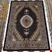 اندازه ذرع و نیم 1.5 متری 40 رج با پشم مرینوس نیوزلندی تک گره ترکی (تضمینی) رنگ متن سرمه ایحاشیه افسری و ترنج کرم 7 متن رنگی 28 رنگ پشم و 3 رنگ ابریشم جدیدترین نقشه ماهی کمال الملک خوی رنگرزی شده توسط دستگاه اشلاپ فورس با پودر صیبای آلمانی تضمین کیفیت بافت همراه با قید در فاکتور 
