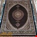 اندازه قالیچه 3 متری 40 رج با پشم مرینوس پرویزیان (7لا) طرح گل 50 رج تک گره ترکی (تضمینی) رنگ متن سرمه ای، حاشیه افسری و ترنج پیازی 11 متن رنگی 28 رنگ پشم و 3 رنگ ابریشم جدیدترین نقشه ماهی کمال الملک خوی رنگرزی شده توسط دستگاه اشلاپ فورس با پودر صیبای آلمانی تضمین کیفیت بافت همراه با قید در فاکتور  