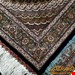 اندازه قالیچه 3 متری 40 رج با پشم مرینوس پرویزیان (7لا) طرح گل 50 رج تک گره ترکی (تضمینی) رنگ متن سرمه ای، حاشیه افسری و ترنج پیازی 11 متن رنگی 28 رنگ پشم و 3 رنگ ابریشم جدیدترین نقشه ماهی کمال الملک خوی رنگرزی شده توسط دستگاه اشلاپ فورس با پودر صیبای آلمانی تضمین کیفیت بافت همراه با قید در فاکتور 