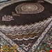اندازه قالیچه 3 متری 40 رج با پشم مرینوس پرویزیان (7لا) طرح گل 50 رج تک گره ترکی (تضمینی) رنگ متن سرمه ای، حاشیه افسری و ترنج پیازی 11 متن رنگی 28 رنگ پشم و 3 رنگ ابریشم جدیدترین نقشه ماهی کمال الملک خوی رنگرزی شده توسط دستگاه اشلاپ فورس با پودر صیبای آلمانی تضمین کیفیت بافت همراه با قید در فاکتور 