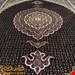 اندازه قالیچه 3 متری 40 رج با پشم مرینوس پرویزیان (7لا) طرح گل 50 رج تک گره ترکی (تضمینی) رنگ متن سرمه ای، حاشیه افسری و ترنج پیازی 11 متن رنگی 28 رنگ پشم و 3 رنگ ابریشم جدیدترین نقشه ماهی کمال الملک خوی رنگرزی شده توسط دستگاه اشلاپ فورس با پودر صیبای آلمانی تضمین کیفیت بافت همراه با قید در فاکتور 
