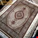 اندازه قالیچه 3 متری 40 رج با پشم مرغوب ایرانی تک گره ترکی (تضمینی) رنگ متن کرم، حاشیه افسری و ترنج پیازی 11 متن رنگی 28 رنگ پشم و 1 رنگ ابریشم جدیدترین نقشه ماهی کمال الملک خوی رنگرزی شده بصورت سنتی تضمین کیفیت بافت همراه با قید در فاکتور