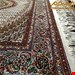 اندازه قالیچه 3 متری 40 رج با پشم مرغوب ایرانی تک گره ترکی (تضمینی) رنگ متن کرم، حاشیه افسری و ترنج پیازی 11 متن رنگی 28 رنگ پشم و 1 رنگ ابریشم جدیدترین نقشه ماهی کمال الملک خوی رنگرزی شده بصورت سنتی تضمین کیفیت بافت همراه با قید در فاکتور