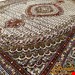 اندازه قالیچه 3 متری 40 رج با پشم مرغوب ایرانی تک گره ترکی (تضمینی) رنگ متن کرم، حاشیه افسری و ترنج پیازی 11 متن رنگی 28 رنگ پشم و 1 رنگ ابریشم جدیدترین نقشه ماهی کمال الملک خوی رنگرزی شده بصورت سنتی تضمین کیفیت بافت همراه با قید در فاکتور