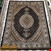اندازه قالیچه 3 متری 40 رج با پشم مرغوب ایرانی تک گره ترکی (تضمینی) رنگ متن سرمه ای، حاشیه افسری و ترنج کرم 11 متن رنگی 28 رنگ پشم و 1 رنگ ابریشم جدیدترین نقشه ماهی کمال الملک خوی رنگرزی شده بصورت سنتی تضمین کیفیت بافت همراه با قید در فاکتور 