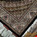 اندازه قالیچه 3 متری 40 رج با پشم مرغوب ایرانی تک گره ترکی (تضمینی) رنگ متن سرمه ای، حاشیه افسری و ترنج کرم 11 متن رنگی 28 رنگ پشم و 1 رنگ ابریشم جدیدترین نقشه ماهی کمال الملک خوی رنگرزی شده بصورت سنتی تضمین کیفیت بافت همراه با قید در فاکتور 