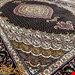 اندازه قالیچه 3 متری 40 رج با پشم مرینوس پرویزیان (7لا) طرح گل 50 رج تک گره ترکی (تضمینی) رنگ متن سرمه ای، حاشیه سرمه ای و ترنج پیازی 11 متن رنگی 28 رنگ پشم و 3 رنگ ابریشم جدیدترین نقشه ماهی کمال الملک خوی رنگرزی شده توسط دستگاه اشلاپ فورس با پودر صیبای آلمانی تضمین کیفیت بافت همراه با قید در فاکتور 