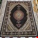 اندازه قالیچه 3 متری 40 رج با پشم مرینوس پرویزیان (7لا) طرح گل 50 رج تک گره ترکی (تضمینی) رنگ متن سرمه ای، حاشیه سرمه ای و ترنج پیازی 11 متن رنگی 28 رنگ پشم و 3 رنگ ابریشم جدیدترین نقشه ماهی کمال الملک خوی رنگرزی شده توسط دستگاه اشلاپ فورس با پودر صیبای آلمانی تضمین کیفیت بافت همراه با قید در فاکتور 