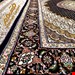 اندازه قالیچه 3 متری 40 رج با پشم مرینوس پرویزیان (7لا) طرح گل 50 رج تک گره ترکی (تضمینی) رنگ متن سرمه ای، حاشیه سرمه ای و ترنج پیازی 11 متن رنگی 28 رنگ پشم و 3 رنگ ابریشم جدیدترین نقشه ماهی کمال الملک خوی رنگرزی شده توسط دستگاه اشلاپ فورس با پودر صیبای آلمانی تضمین کیفیت بافت همراه با قید در فاکتور 