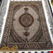 اندازه قالیچه 3 متری 40 رج با پشم مرینوس پرویزیان (7لا) طرح گل 50 رج تک گره ترکی (تضمینی) رنگ متن کرم، حاشیه افسری و ترنج پیازی 11 متن رنگی 28 رنگ پشم و 3 رنگ ابریشم جدیدترین نقشه ماهی کمال الملک خوی رنگرزی شده توسط دستگاه اشلاپ فورس با پودر صیبای آلمانی تضمین کیفیت بافت همراه با قید در فاکتور 