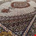 اندازه قالیچه 3 متری 40 رج با پشم مرینوس پرویزیان (7لا) طرح گل 50 رج تک گره ترکی (تضمینی) رنگ متن کرم، حاشیه افسری و ترنج پیازی 11 متن رنگی 28 رنگ پشم و 3 رنگ ابریشم جدیدترین نقشه ماهی کمال الملک خوی رنگرزی شده توسط دستگاه اشلاپ فورس با پودر صیبای آلمانی تضمین کیفیت بافت همراه با قید در فاکتور 