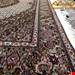 اندازه قالیچه 3 متری 40 رج با پشم مرینوس پرویزیان (7لا) طرح گل 50 رج تک گره ترکی (تضمینی) رنگ متن کرم، حاشیه افسری و ترنج پیازی 11 متن رنگی 28 رنگ پشم و 3 رنگ ابریشم جدیدترین نقشه ماهی کمال الملک خوی رنگرزی شده توسط دستگاه اشلاپ فورس با پودر صیبای آلمانی تضمین کیفیت بافت همراه با قید در فاکتور  