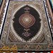 اندازه قالیچه 3 متری 40 رج با پشم مرینوس پرویزیان (7لا) طرح گل 50 رج تک گره ترکی (تضمینی) رنگ متن سرمه ای، حاشیه افسری و ترنج پیازی 11 متن رنگی 28 رنگ پشم و 3 رنگ ابریشم جدیدترین نقشه ماهی کمال الملک خوی رنگرزی شده توسط دستگاه اشلاپ فورس با پودر صیبای آلمانی تضمین کیفیت بافت همراه با قید در فاکتور 