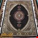 اندازه قالیچه 3 متری 40 رج با پشم مرغوب ایرانی تک گره ترکی (تضمینی) رنگ متن سرمه ای، حاشیه افسری و ترنج کرم 11 متن رنگی 28 رنگ پشم و 1 رنگ ابریشم جدیدترین نقشه ماهی کمال الملک خوی رنگرزی شده بصورت سنتی تضمین کیفیت بافت همراه با قید در فاکتور 