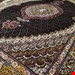 اندازه قالیچه 3 متری 40 رج با پشم مرغوب ایرانی تک گره ترکی (تضمینی) رنگ متن سرمه ای، حاشیه افسری و ترنج کرم 11 متن رنگی 28 رنگ پشم و 1 رنگ ابریشم جدیدترین نقشه ماهی کمال الملک خوی رنگرزی شده بصورت سنتی تضمین کیفیت بافت همراه با قید در فاکتور 