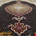 اندازه قالیچه 3 متری 40 رج با پشم مرغوب ایرانی تک گره ترکی (تضمینی) رنگ متن سرمه ای، حاشیه افسری و ترنج پیازی 11 متن رنگی 28 رنگ پشم و 1 رنگ ابریشم جدیدترین نقشه ماهی کمال الملک خوی رنگرزی شده بصورت سنتی تضمین کیفیت بافت همراه با قید در فاکتور 