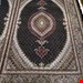 اندازه جفت ۶ متری۴۰ رج با پشم مرینوس پرویزیان (7لا) طرح گل ۵۰ رج تک گره ترکی (تضمینی) رنگ متن سرمه ای، حاشیه افسری و ترنج پیازی ۱۳ متن رنگی ۲۸ رنگ پشم و ۳ رنگ ابریشم جدیدترین نقشه ماهی کمال الملک خوی رنگرزی شده توسط دستگاه اشلاپ فورس با پودر صیبای آلمانی تضمین کیفیت بافت همراه با قید در فاکتور 