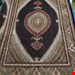  اندازه جفت ۶ متری۴۰ رج با پشم مرینوس پرویزیان (7لا) طرح گل ۵۰ رج تک گره ترکی (تضمینی) رنگ متن سرمه ای، حاشیه سرمه ای و ترنج پیازی ۱۳ متن رنگی ۲۸ رنگ پشم و ۳ رنگ ابریشم جدیدترین نقشه ماهی کمال الملک خوی رنگرزی شده توسط دستگاه اشلاپ فورس با پودر صیبای آلمانی تضمین کیفیت بافت همراه با قید در فاکتور 